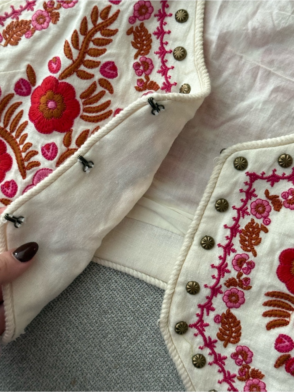 Floral Embroidered Top - Picture 5 of 6